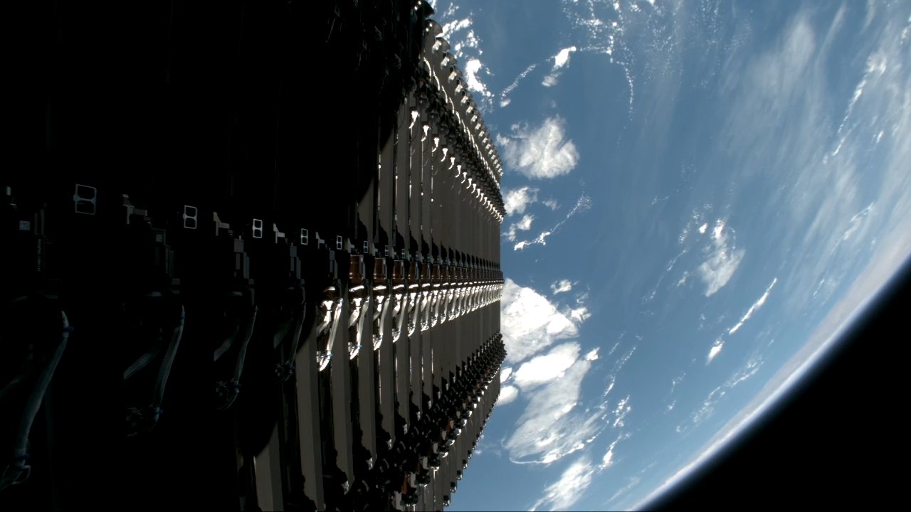 Un gruppo di satelliti Starlink attende il dispiegamento in orbita per la missione Starlink Group 11-15