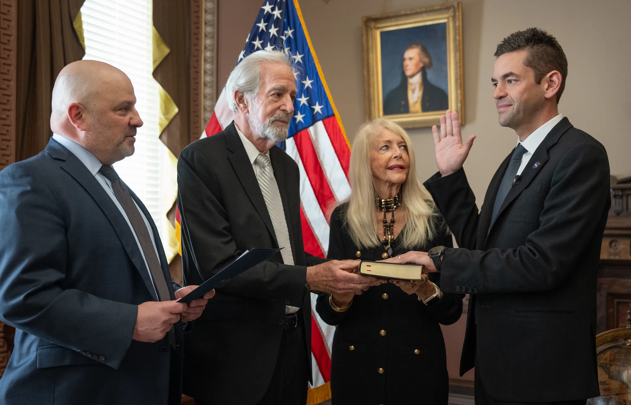 Jared Isaacman durante il giuramento come Amministratore NASA con il giudice Timothy Kelly ed i suo genitori.