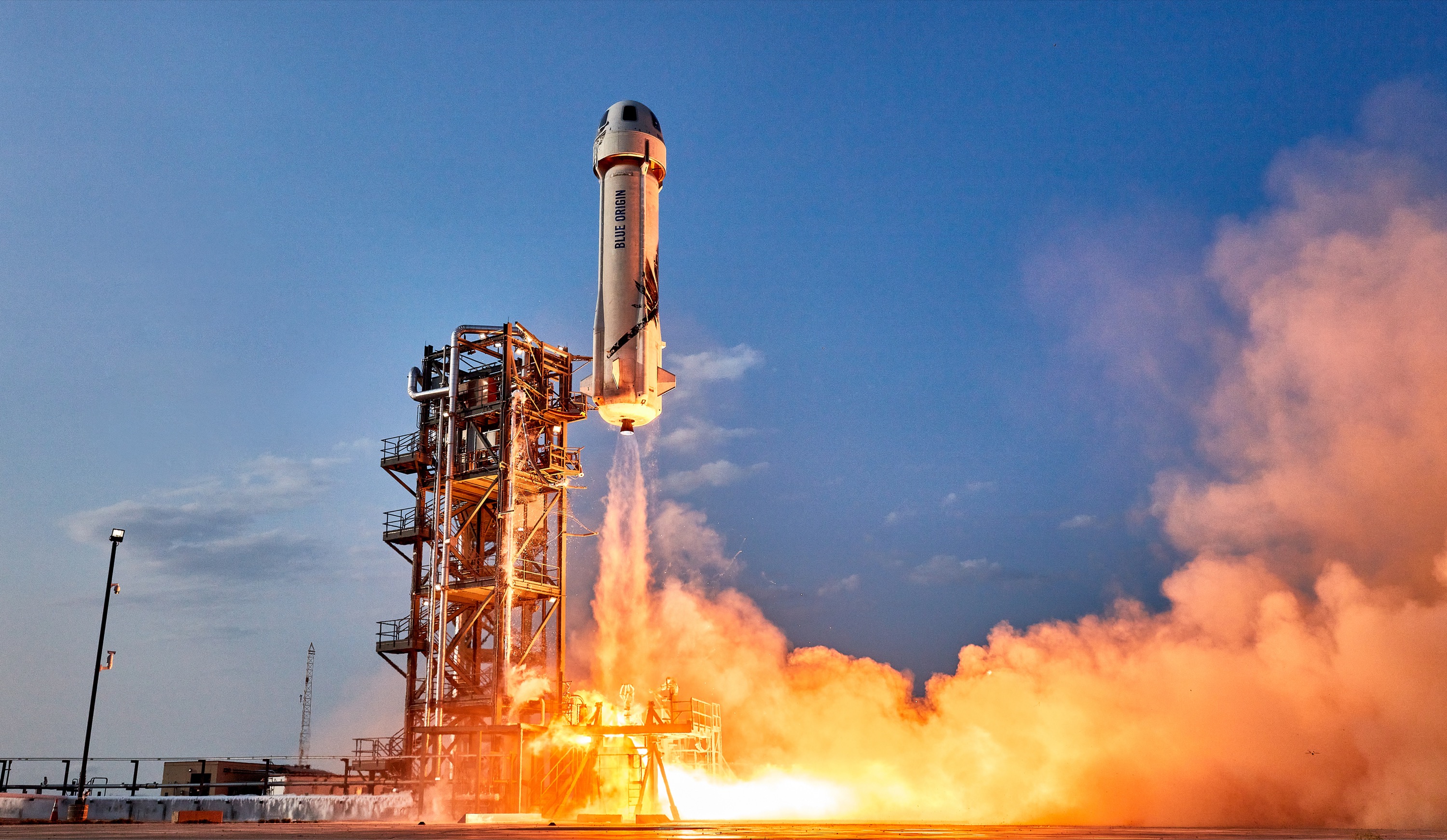 Il razzo New Shepard poco dopo il decollo per la prima missione con equipaggio, NS-16, il 20 luglio 2021.