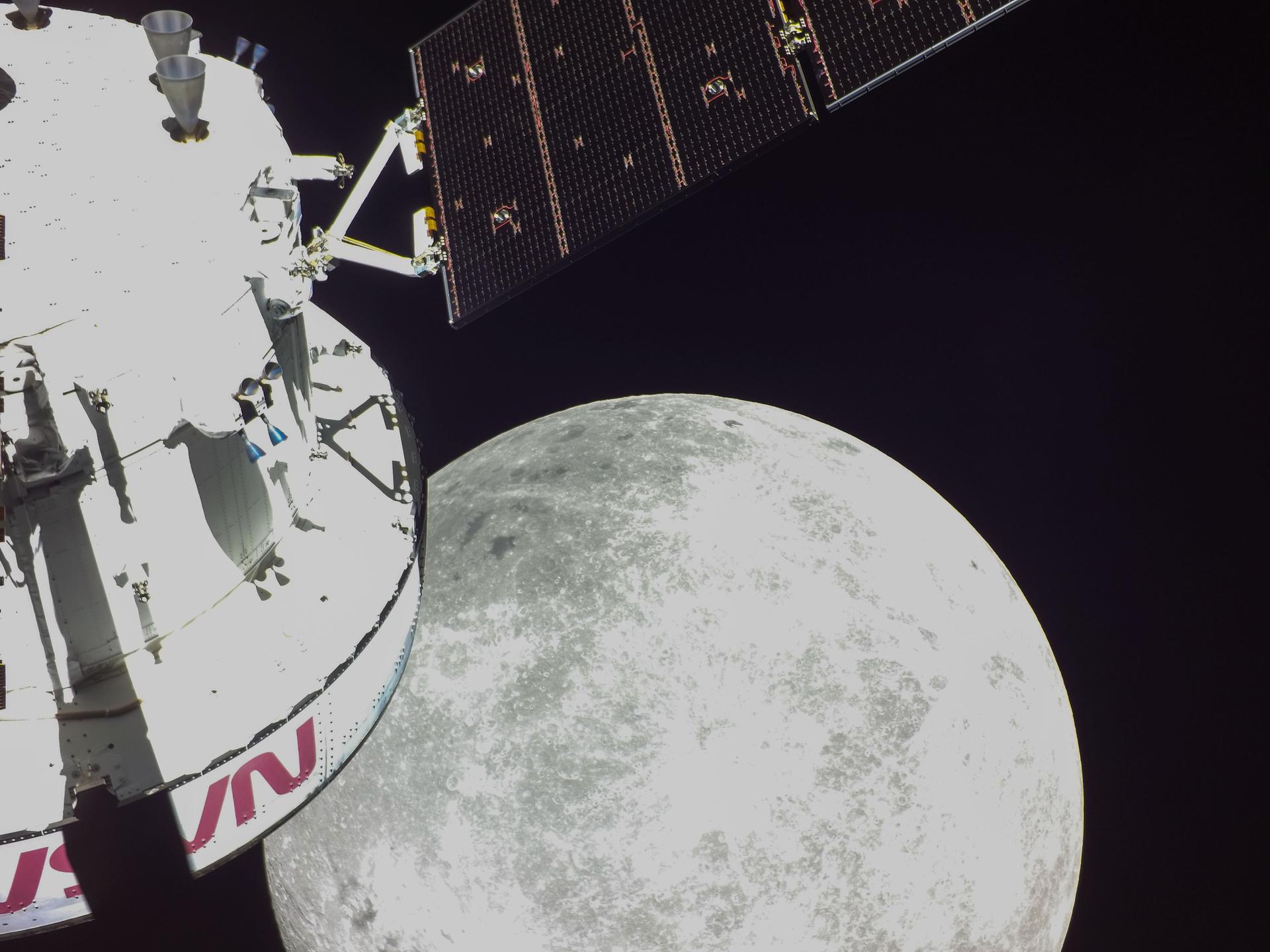Orion in avvicinamento alla Luna per la missione Artemis I