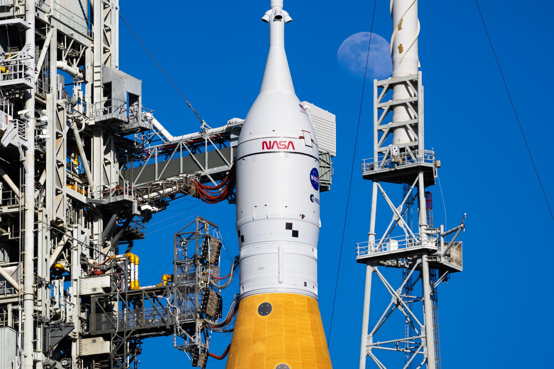 Il razzo SLS della missione Artemis II e la Luna